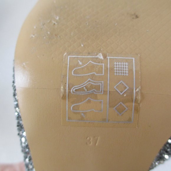 CHARLES & KEITH SILVER GLITTER PUMPS - Picture 15 of 16